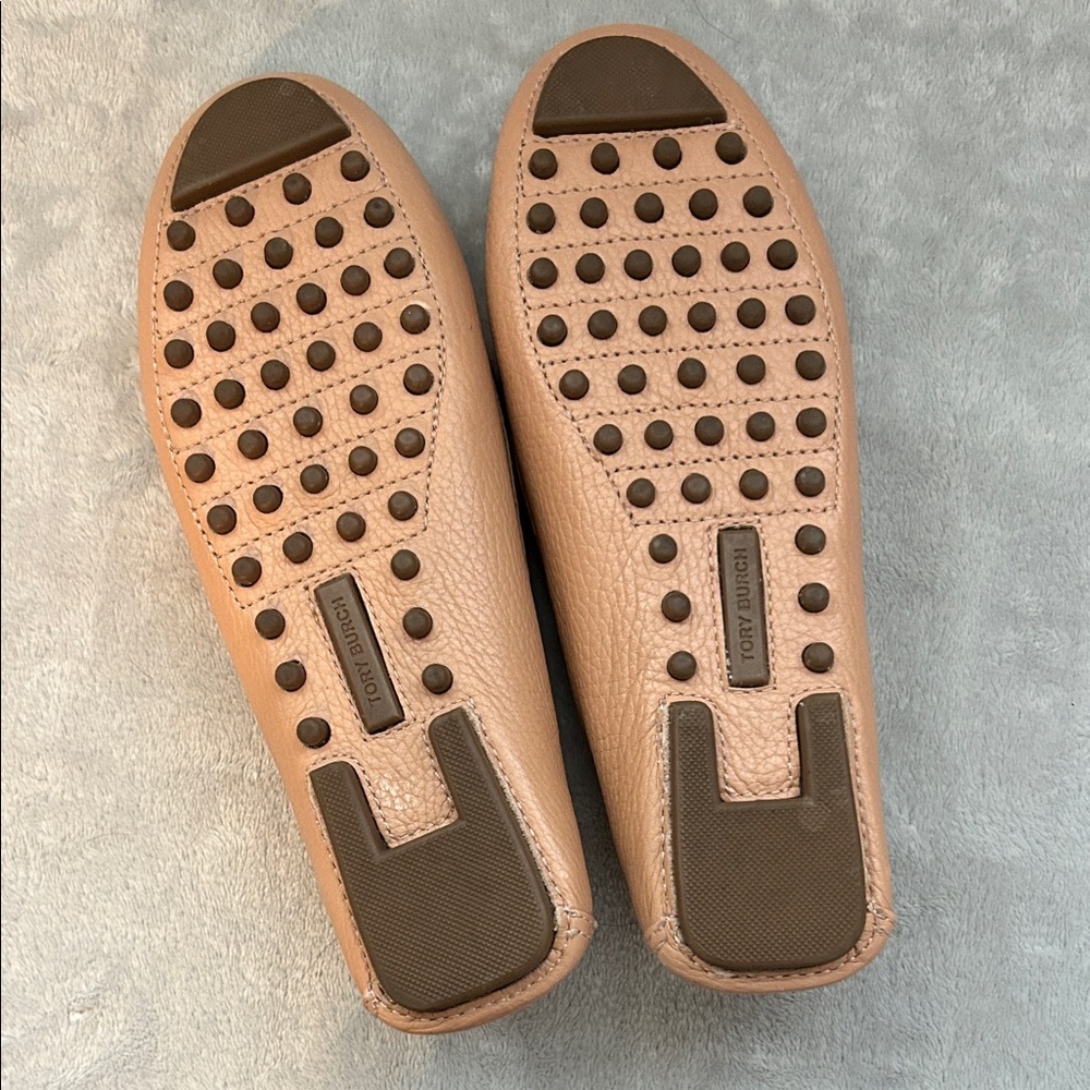 Tory Burch Camel Leather Loafers with Gold Emblem - Picture 4 of 4
